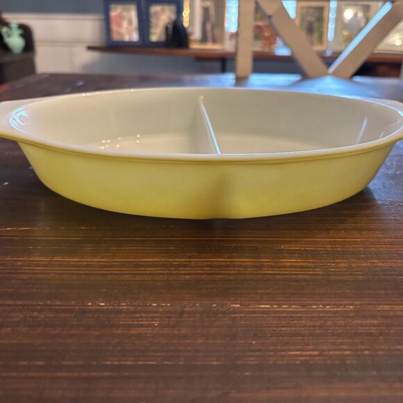 Vintage Pyrex Yellow 1.5 Quart Divided Casserole Dish ~ EUC - Picture 2 of 4
